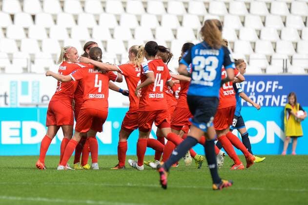 Jubel nach dem 1:0 der SGS Essen, Jana Feldkamp (SGS, 4), Ina Lehmann (SGS, 21), Lea Schüller (Lea Schueller, SGS, 24), Charline Hartmann (SGS, 13), Kozue Ando (SGS, 14) Essen, Germany, 11.09.2016 - Fussball, Allianz Frauen-Bundesliga, SGS Essen - TSG Hoffenheim, Fussball, Allianz Frauen-Bundesliga, SGS Essen - TSG Hoffenheim, xKLx