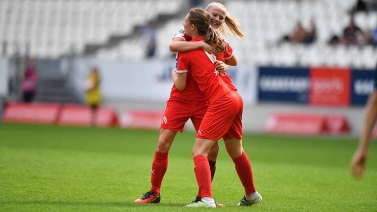 Jubel, Freuen, celebrate, happy, cheer , Goal Celebration Bild v.L. Jana Feldkamp ( SGS Essen ) (4) mit Torschützin Lea Schüller (SGS Essen) (24) Essen, Deutschland, 11.09.2016 - Fussball, Allianz Frauen-Bundesliga, SGS Essen - TSG 1899 Hoffenheim, Fussball, Allianz Frauen-Bundesliga, SGS Essen - TSG 1899 Hoffenheim, xmkx