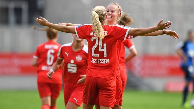 Bilder des Tages - SPORT Lea Schüller (SGS Essen) (24) Jubel, Freuen, celebrate, happy, cheer , Goal Celebration 1:0 mit Nina Brüggemann (SGS Essen) (22) Essen, Deutschland, 11.09.2016 - Fussball, Allianz Frauen-Bundesliga, SGS Essen - TSG 1899 Hoffenheim, Fussball, Allianz Frauen-Bundesliga, SGS Essen - TSG 1899 Hoffenheim, xmkx