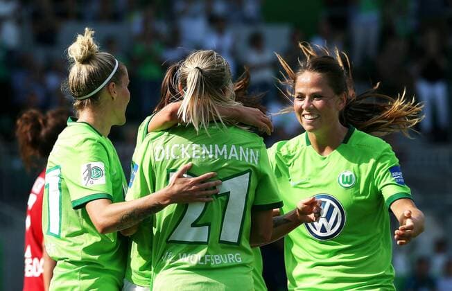 Wolfsburger Jubel um Ramona Bachmann (VfL Wolfsburg), rechts. Sara Bjoerk Gunnarsdottir (VfL Wolfsburg)