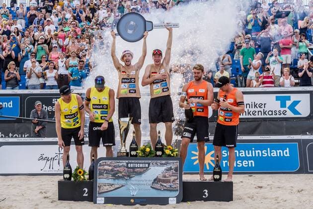Siegerehrung Podest Deutsche Beach-Volleyball Meisterschaften 2016 Timmendorfer Strand Platzierung erster Platz mitte 1 Markus BoÌˆckermann 2 Lars FluÌˆggen (Der Club an der Alster ) zweiter Platz links 1 Jonathan Erdmann 2 Thomas Kaczmarek (VCO Berlin BR Volleys ) dri