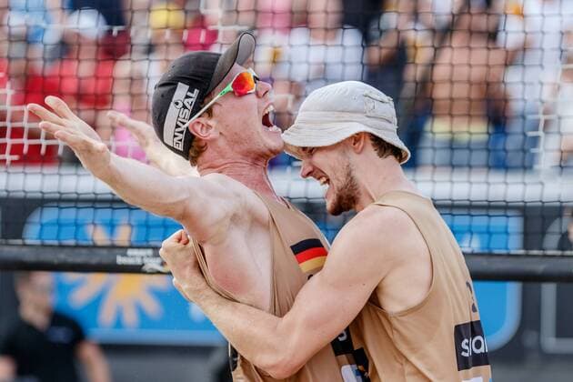 Jubel über den Finalsieg vlnr 1 Markus BoÌˆckermann 2 Lars FluÌˆggen (Der Club an der Alster ) Deutsche Beach-Volleyball Meisterschaften 2016 Timmendorfer Strand