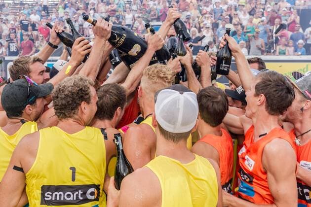 Anstoßen aller Teams Deutsche Beach-Volleyball Meisterschaften 2016 Timmendorfer Strand