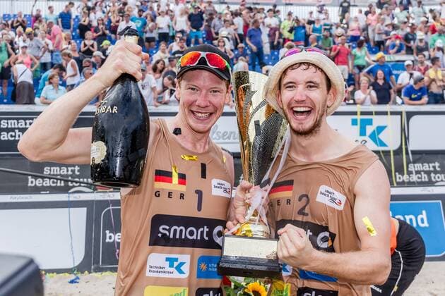 Deutscher Meister mit Pokal 1 Markus BoÌˆckermann 2 Lars FluÌˆggen (Der Club an der Alster ) Deutsche Beach-Volleyball Meisterschaften 2016 Timmendorfer Strand