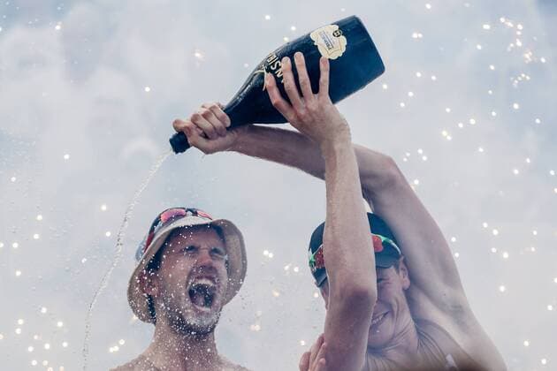 Jubel mit Sekt 1 Markus BoÌˆckermann 2 Lars FluÌˆggen (Der Club an der Alster ) Deutsche Beach-Volleyball Meisterschaften 2016 Timmendorfer Strand