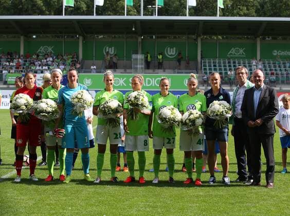 VfL vs Leverkusen, Frauen Wolfsburg, Deutschland. 11.09.2016, FUßBALL - VfL Wolfsburg vs Bayer 04 Leverkusen, 1. Allianz Frauen Bundesliga, Saison 2016-17. Bild zeigt: Ehrung mit OB Klaus Mohr , Geschäftsführer Thomas Röttgermann (VfL Wolfsburg Wolfsburg