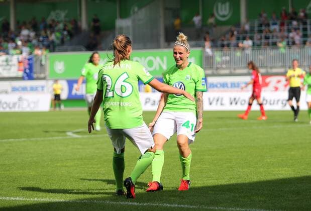 VfL vs Leverkusen, Frauen Wolfsburg, Deutschland. 11.09.2016, FUßBALL - VfL Wolfsburg vs Bayer 04 Leverkusen, 1. Allianz Frauen Bundesliga, Saison 2016-17. Bild zeigt: Anja Mittag (VfL Wolfsburg) jubelt mit der Mannschaft nach ihrem Tor zum 1:0 Wolfsburg