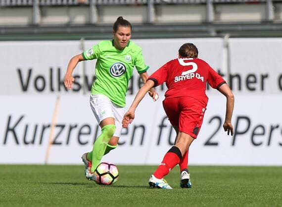 VfL vs Leverkusen, Frauen Wolfsburg, Deutschland. 11.09.2016, FUßBALL - VfL Wolfsburg vs Bayer 04 Leverkusen, 1. Allianz Frauen Bundesliga, Saison 2016-17. Bild zeigt: Ramona Bachmann (VfL Wolfsburg), Annike Krahn (Bayer 04 Leverkusen) Wolfsburg