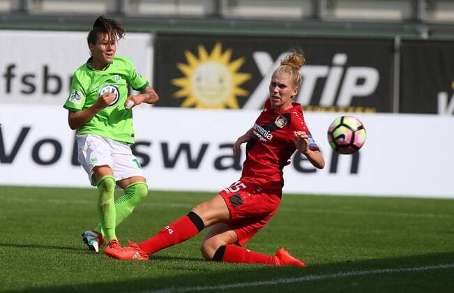 Bilder des Tages - SPORT VfL vs Leverkusen, Frauen Wolfsburg, Deutschland. 11.09.2016, FUßBALL - VfL Wolfsburg vs Bayer 04 Leverkusen, 1. Allianz Frauen Bundesliga, Saison 2016-17. Bild zeigt: Ramona Bachmann (VfL Wolfsburg) schiesst Tor zum 2:0, Rebecca Knaak (Bayer 04 Leverkusen) Wolfsburg