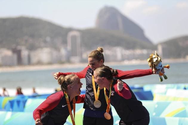 Bilder des Tages - SPORT US athletes Hailey Danisewicz (L), silver, and Alyssa Seely (C) gold, and Melissa Stockwell, bronze, celebrate at the podium after the Triathlon PT-2 competition, during the Paralympic Games Rio 2016, at Copacabana Beach in Rio de Janeiro, Brazil, 11 September 2016. TRIATHLON PT2 !ACHTUNG: NUR REDAKTIONELLE NUTZUNG!  BRA001 20160911-636092195914145753