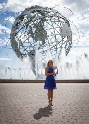 Tennis, Angelique Kerber Fotoshooting in New York ANGELIQUE KERBER (GER) mit dem WTA Tennis Damen Nr.1 Pokal vor der Unisphere Tennis - US Open 2016 - Grand Slam ITF ATP Tennis Herren WTA - USTA Billie Jean King National Tennis Center - New York - New York - USA - 11 September 2016.