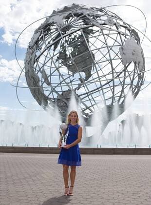 Tennis, Angelique Kerber Fotoshooting in New York ANGELIQUE KERBER (GER) mit dem WTA Tennis Damen Nr.1 Pokal vor der Unisphere Tennis - US Open 2016 - Grand Slam ITF ATP Tennis Herren WTA - USTA Billie Jean King National Tennis Center - New York - New York - USA - 11 September 2016.