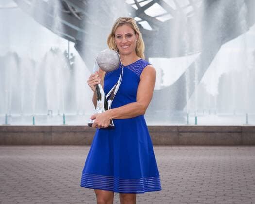 Tennis, Angelique Kerber Fotoshooting in New York ANGELIQUE KERBER (GER) mit dem WTA Tennis Damen Nr.1 Pokal vor der Unisphere Tennis - US Open 2016 - Grand Slam ITF ATP Tennis Herren WTA - USTA Billie Jean King National Tennis Center - New York - New York - USA - 11 September 2016.