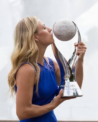 Tennis, Angelique Kerber Fotoshooting in New York ANGELIQUE KERBER (GER) mit dem WTA Tennis Damen Nr.1 Pokal vor der Unisphere Tennis - US Open 2016 - Grand Slam ITF ATP Tennis Herren WTA - USTA Billie Jean King National Tennis Center - New York - New York - USA - 11 September 2016.