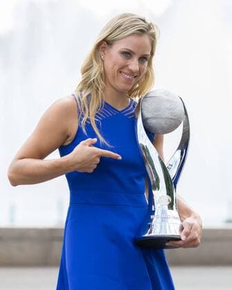 Tennis, Angelique Kerber Fotoshooting in New York ANGELIQUE KERBER (GER) mit dem WTA Tennis Damen Nr.1 Pokal vor der Unisphere Tennis - US Open 2016 - Grand Slam ITF ATP Tennis Herren WTA - USTA Billie Jean King National Tennis Center - New York - New York - USA - 11 September 2016.