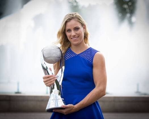 Bilder des Tages - SPORT Tennis, Angelique Kerber Fotoshooting in New York ANGELIQUE KERBER (GER) mit dem WTA Tennis Damen Nr.1 Pokal vor der Unisphere Tennis - US Open 2016 - Grand Slam ITF ATP Tennis Herren WTA - USTA Billie Jean King National Tennis Center - New York - New York - USA - 11 September 2016.