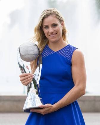 Tennis, Angelique Kerber Fotoshooting in New York ANGELIQUE KERBER (GER) mit dem WTA Tennis Damen Nr.1 Pokal vor der Unisphere Tennis - US Open 2016 - Grand Slam ITF ATP Tennis Herren WTA - USTA Billie Jean King National Tennis Center - New York - New York - USA - 11 September 2016.