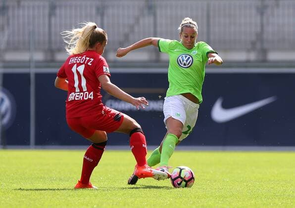 VfL vs Leverkusen, Frauen Wolfsburg, Deutschland. 11.09.2016, FUßBALL - VfL Wolfsburg vs Bayer 04 Leverkusen, 1. Allianz Frauen Bundesliga, Saison 2016-17. Bild zeigt: Nina Ehegötz (Bayer 04 Leverkusen), Lena Goeßling (VfL Wolfsburg) Wolfsburg