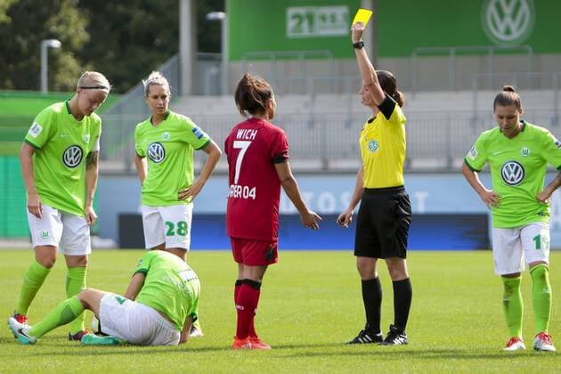 Jessica Wich (Leverkusen, 7) Gelbe Karte, Verwarnung, yellow card, Sara Björk Gunnarsdottir (Wolfsburg, 7) verletzt, Verletzung, injured, sporting injury, Fussball, Allianz Frauen Bundesliga, VfL Wolfsburg - Bayer 04 Leverkusen, xtgx