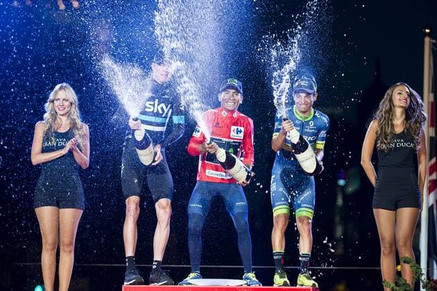 Radsport, Vuelta, Gesamtsieger Nairo Quintana Left to the right, Christopher Froome (2nd position) Nairo Quintana, (1st position) and Esteban Sanchez (3th position) of La Vuelta a Espana 2016 in Madrid. September 11, Spain. 2016.  (20160912103)