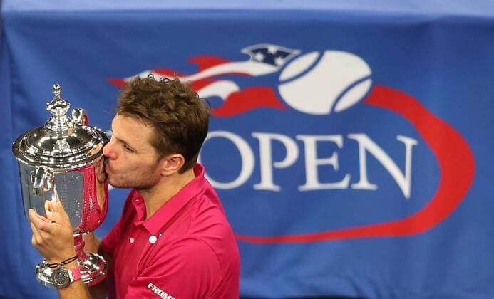 Themen der Woche - SPORT Bilder des Tages - SPORT NEW YORK, Sept. 11, 2016 -- Stan Wawrinka of Switzerland kisses the trophy during the awarding ceremony after the men s singles final match against Novak Djokovic of Serbia at the 2016 U.S. Open tennis tournament in New York, the United States, Sept. 11, 2016. Stan Wawrinka won 3-1 in the final to claim the title. ) (SP)U.S.-NEW YORK-TENNIS-U.S. OPEN QinxLang 