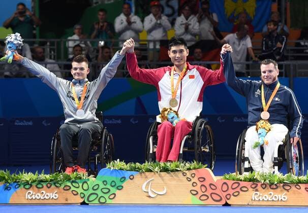 Bilder des Tages - SPORT RIO DE JANEIRO, Sept. 11, 2016 -- Gold medalist Feng Panfeng (C) of China, silver medalist Thomas Schmidberger (L) of Germany and bronze medalist Florian Merrien of France pose on the podium during the awarding ceremony after the men s singles final Class 3 of Table tennis Tischtennis event at the 2016 Rio Paralympic Games in Rio de Janeiro, Brazil, Sept. 11, 2016. ) (SP)BRAZIL-RIO DE JANEIRO-PARALYMPICS-TABEL TENNIS LixGang 