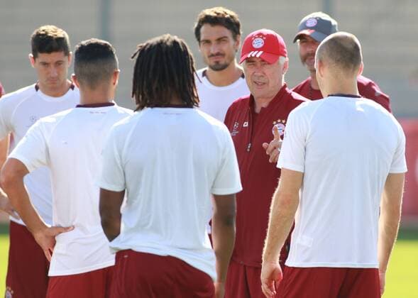Bilder des Tages - SPORT Trainer Carlo Ancelotti bespricht sich mit Arjen Robben, Renato Sanches, Robert Lewandowski, Mats Hummels Fussball 1.BL FC Bayern München 12.09.2016 Training vor dem ersten CL-Spiel gegen Rostov