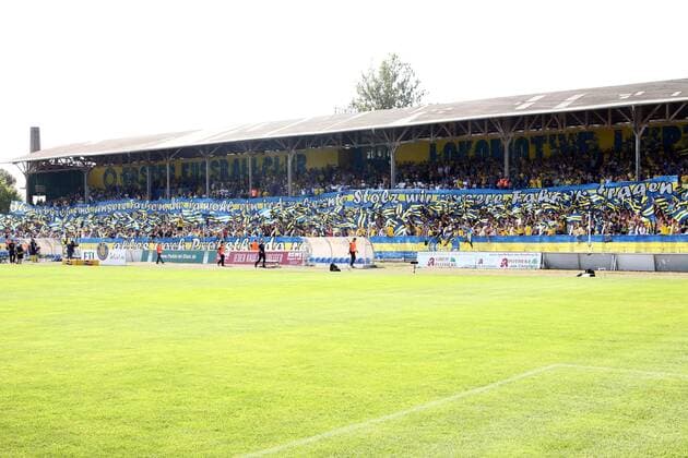 Leipzig, 11.09.2016, Bruno-Plache-Stadion, Fußball, Regionalliga NO , 1. FC Lokomotive Leipzig vs. RB Leipzig II 0:1 (0:0). , Im Bild: Fans von LOK Leipzig zeigen eine Choreographie über die ganze Haupttribüne, Transparent Blau und Gelb sind unsere Farben die ja wohl ein jeder kennt - Stolz wir unsere Fahnen tragen. , PP160120HCLC