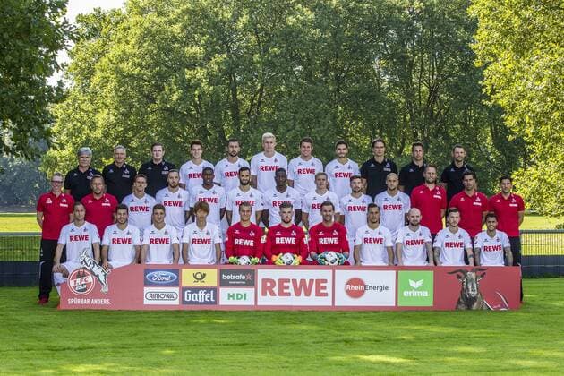 Mannschaftsfoto 1. FC Köln 1. Fussball Bundesliga Saison 2016 2017 Geißbockheim Koeln Deutschland Datum: 09.02.2016 Hinten von links: Dr. Peter Schäferhoff Frank Almstedt Max Vollmar Lukas Klünter Dominic Maroh Frederik Sörensen Dominique Heintz Jonas Hector Paul Schiedges Thorsten Klopp Klaus Maierstein Mitte von links: Trainer Peter Stöger Simon Zoller Marco Höger Anthony Modeste Mergim Mavraj Sehrou Guirassy Artjoms Rudnevs Filip Mladenovic Marcel Risse Alexander Bade Yann-Benjamin Kugel Marcel Abanoz Vorne von links: Matthias Lehmann Milos Jojic Salih Özcan Yuya Osako Sven Müller Timo Horn Thomas Kessler Pawel Olkowski Konstantin Rausch Marcel Hartel Leonardo Bittencourt