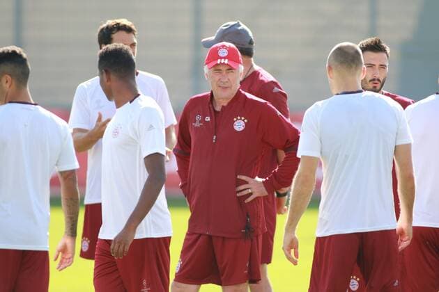 Trainer Carlo Ancelotti bespricht sich mit Arjen Robben Fussball 1.BL FC Bayern München 12.09.2016 Training vor dem ersten CL-Spiel gegen Rostov