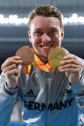 Themen der Woche - Sport Bilder des Tages - SPORT 12.09.2016, Rio de Janeiro, Olympiastadion Paralympische Spiele, Leichathletik, 200 Meter T44 Siegerehrung David Behre (GER) mit Bronzemedaille und Goldmedaille Medaille