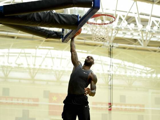 Bilder des Tages - SPORT NBA, LeBron James trainiert mit Jugendlichen in Peking BEIJING, CHINA - SEPTEMBER 12: NBA Basketball Herren USA star LeBron James plays basketball with teenagers during his visit in Beijing on September 12, 2016 in Beijing, China.  CFP491846079 