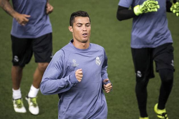 Fußball, CL, Real Madrid Training Real Madrid s Portuguese forward Cristiano Ronaldo (C) warms up during a training session of the team held at the Valdebebas sports city in Madrid, Spain, 13 September 2016. Real Madrid will face Sporting Lisboa in their UEFA Champions League Group F soccer match on 14 September 2016. Training session of Real Madrid !ACHTUNG: NUR REDAKTIONELLE NUTZUNG!  GRA073 20160913-636093671966510904