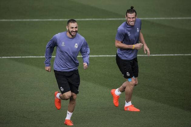 Fußball, CL, Real Madrid Training Real Madrid s French forward Karim Benzema (L) and Welsh winger Gareth Bale take part in a training session of the team held at the Valdebebas sports city in Madrid, Spain, 13 September 2016. Real Madrid will face Sporting Lisboa in their UEFA Champions League Group F soccer match on 14 September 2016. Training session of Real Madrid !ACHTUNG: NUR REDAKTIONELLE NUTZUNG!  GRA073 20160913-636093672645882194