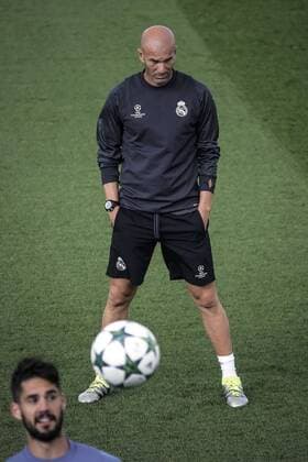 Fußball, CL, Real Madrid Training Head Coach of Real Madrid, French Zinedine Zidane, supervises his player Isco (L), during a training session of the team held at the Valdebebas sports city in Madrid, Spain, 13 September 2016. Real Madrid will face Sporting Lisboa in their UEFA Champions League Group F soccer match on 14 September 2016. Training session of Real Madrid !ACHTUNG: NUR REDAKTIONELLE NUTZUNG!  GRA073 20160913-636093673304193754