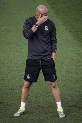Head Coach of Real Madrid, French Zinedine Zidane, supervises his players during a training session of the team held at the Valdebebas sports city in Madrid, Spain, 13 September 2016. Real Madrid will face Sporting Lisboa in their UEFA Champions League Group F soccer match on 14 September 2016. Training session of Real Madrid !ACHTUNG: NUR REDAKTIONELLE NUTZUNG!  GRA073 20160913-636093697004429742