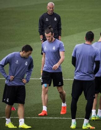 Head Coach of Real Madrid, French Zinedine Zidane, supervises his players during a training session of the team held at the Valdebebas sports city in Madrid, Spain, 13 September 2016. Real Madrid will face Sporting Lisboa in their UEFA Champions League Group F soccer match on 14 September 2016. Training session of Real Madrid !ACHTUNG: NUR REDAKTIONELLE NUTZUNG!  GRA073 20160913-636093697015037742