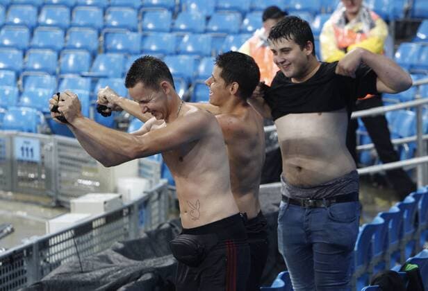 13.09.2016. The Etihad, Manchester, England. UEFA Champions League Football. Manchester City versus Borussia Monchengladbach. Torrential rain leaves travelling Borussia Monchengladbach fans soaked to the skin as they wring out their t-shirts. xAlanxMartinx  ActionPlus11788800