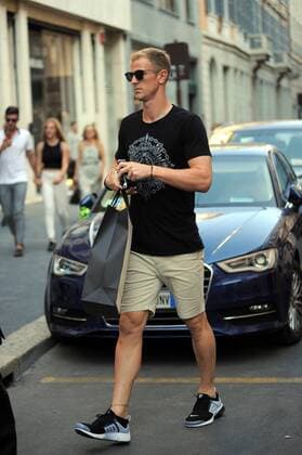 Fußball, Joe Hart unterwegs in Mailand Milan, Joe Hart shopping center Joe Hart, goalkeeper of Turin and the England national team Nationalteam arrives in the center along with his companion to go shopping. Here it is in Via Montenapoleone after visiting the Gucci boutiques to buy shirts, pants and shoes, then after a short walk in the car to go home.  Copyright: xMimmoxCarrierox