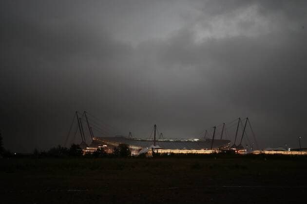 Themen der Woche - Sport Bilder des Tages - SPORT Fußball, CL, Manchester City - Borussia Mönchengladbach, Spielabsage Football - 2016 2017 Champions League - Group C : Manchester City v Borussia Monchengladbach - The Etihad Stadium Rain before the match between Manchester City and Borussia Monchengladbach at The Etihad Stadium causes the game to be cancelled. COLORSPORT LYNNE CAMERON 