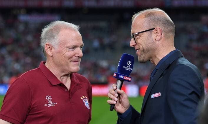 FUSSBALL CHAMPIONS LEAGUE SAISON 2016 2017 GRUPPENPHASE FC Bayern Muenchen - FK Rostow 13.09.2016 Herman Gerland (li, FC Bayern Muenchen) gibt Sky-Reporter Patrick Patrick Wasserziehr ein Interview 