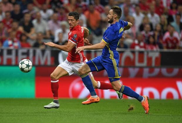 FUSSBALL CHAMPIONS LEAGUE SAISON 2016 2017 GRUPPENPHASE FC Bayern Muenchen - FK Rostow 13.09.2016 Robert Lewandowski (li, FC Bayern Muenchen) gegen Vladimir Granat (FC Rostow) 