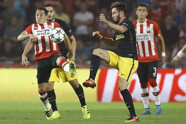 Fußball, CL, PSV Eindhoven - Atletico Madrid (l-r) Andres Guardado of PSV Eindhoven, Saul Niguez of Atletico Madridduring the UEFA Champions League group D match between PSV Eindhoven and Atletico Madrid on September 13, 2016 at the Philips stadium in Eindhoven, The Netherlands. PSV v Atletico Madrid UEFA Champions League 2016 2017 xVIxxIVx 6210297