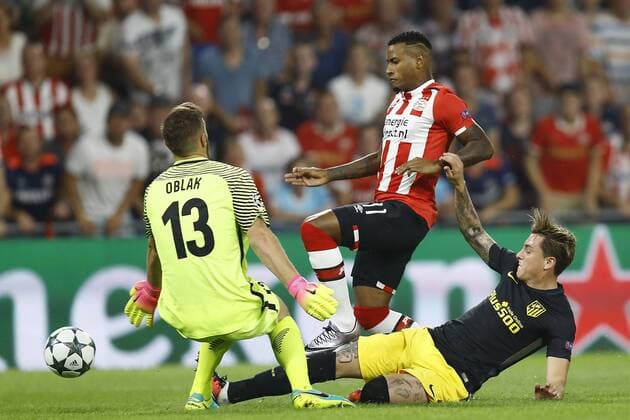 Fußball, CL, PSV Eindhoven - Atletico Madrid (l-r) Jan Oblak of Atletico Madrid, Luciano Narsingh of PSV Eindhoven, Jose Maria Gimenez of Atletico Madridduring the UEFA Champions League group D match between PSV Eindhoven and Atletico Madrid on September 13, 2016 at the Philips stadium in Eindhoven, The Netherlands. PSV v Atletico Madrid UEFA Champions League 2016 2017 xVIxxIVx 6210298