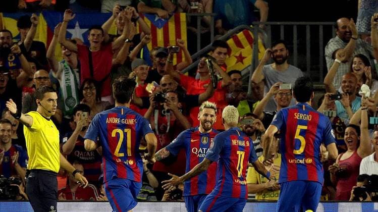 Fußball, CL, FC Barcelona - Celtic Glasgow FC Barcelona Barca Argentinian striker Lionel Messi (C) celebrates his 1-0 goal against Celtic Glasgow with teammate Neymar (C-R) during their UEFA Champions League 1st journey match at Camp Nou Stadium in Barcelona, Catalonia, Spain, 13 September 2016. EFE Alberto Estevez FC BARCELONA VS. CELTIC GLASGOW !ACHTUNG: NUR REDAKTIONELLE NUTZUNG!  BCN001 20160913-636093974468858609