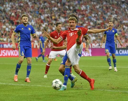 13.09.2016, Fussball Champions-League 2016 2017, Vorrunde 1.Spieltag, FC Bayern München - FK Rostow, in der Allianzarena München. Thomas Müller (re, FC Bayern München) im Zweikampf. 