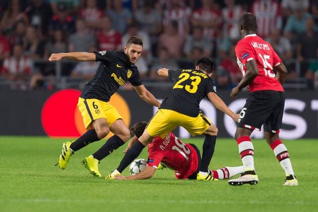 Fußball, CL, PSV Eindhoven - Atletico Madrid Eindhoven, Netherlands 13.09.2016, UEFA Champions League - 2016 17 Season, Group D - Matchday 1, PSV Eindhoven - Club Atletico de Madrid, Koke (Atletico Madrid), Nico Gaitan (Atletico Madrid) gegen Andres Guardado (PSV) ( DeFodi001