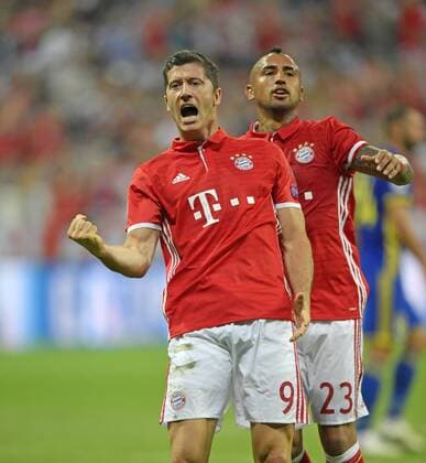 13.09.2016, Fussball Champions-League 2016 2017, Vorrunde 1.Spieltag, FC Bayern München - FK Rostow, in der Allianzarena München. Torjubel nach dem Elfmetertor, Robert Lewandowski (li, FC Bayern München) und Arturo Vidal (FC Bayern München). 