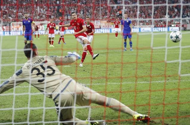 Robert LEWANDOWSKI, FCB 9 Torschuss, schiesst das Tor zum 1-0 Elfmeterschiessen, 11m, Strafstoss, Strafe, Elfmeter, Strafstoß ,Aktion, Einzelbild, Torschuss FC BAYERN MUENCHEN - FK ROSTOW Gruppnphase, Fussball UEFA Champions League, Muenchen, 13.09.2016 CL Saison 2016 2017