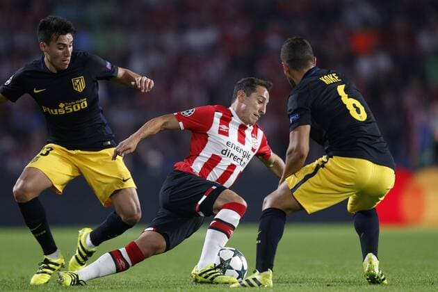 Fußball, CL, PSV Eindhoven - Atletico Madrid (L-R), Nicolas Gaitan of Club Atletico de Madrid, Andres Guardado of PSV, Koke of Club Atletico de Madridduring the UEFA Champions League group D match between PSV Eindhoven and Atletico Madrid on September 13, 2016 at the Philips stadium in Eindhoven, The Netherlands. PSV v Atletico Madrid UEFA Champions League 2016 2017 xVIxJeroenxPutmansxIVx 6210402